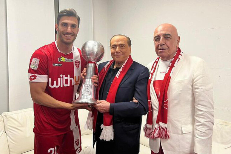 Silvio Berlsconi e Adriano Galliani con il capitano del Monza Mario Sampirisi - RIPRODUZIONE RISERVATA