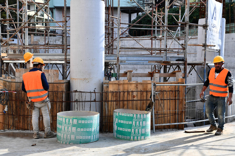 Operai edili al lavoro in cantiere - RIPRODUZIONE RISERVATA