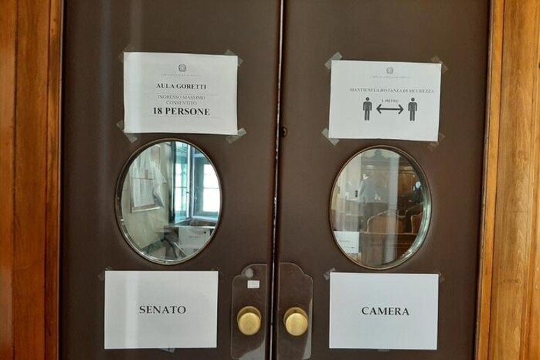 L 'ingresso dell 'aula dove si depositano le liste - RIPRODUZIONE RISERVATA