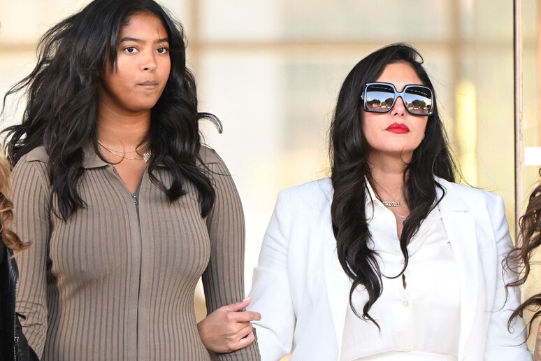 Vanessa Bryant (in bianco) uscendo dal tribunale di Los Angeles © ANSA/AFP