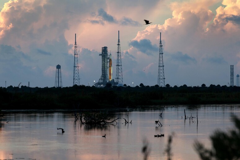 Il razzo Sls con la capsula Orion in attesa del lancio, nel Kennedy Space Center (fonte: NASA) © ANSA/AFP