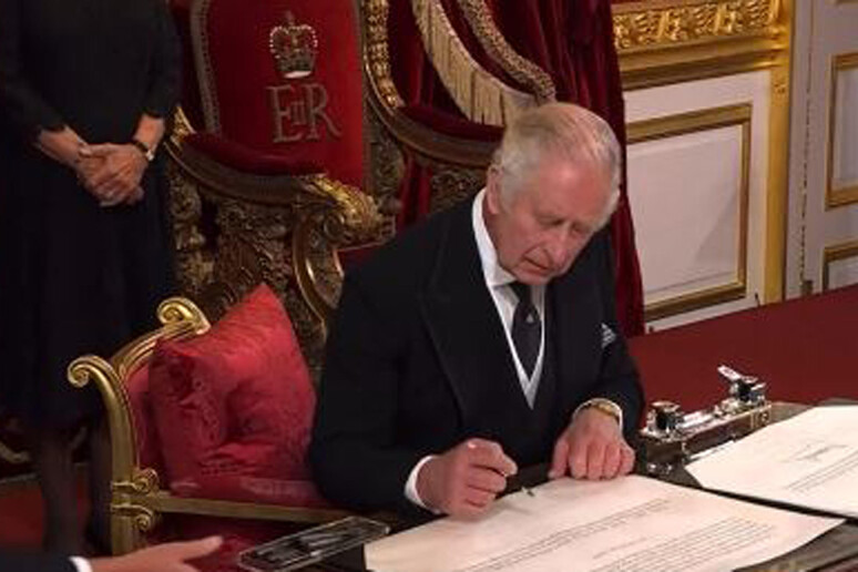 Re Carlo firma l 'atto proclamazione - RIPRODUZIONE RISERVATA