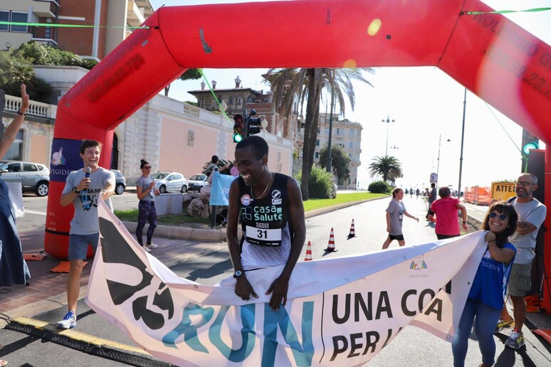 Il vincitore della Dream run, corsa per l 'Africa - RIPRODUZIONE RISERVATA