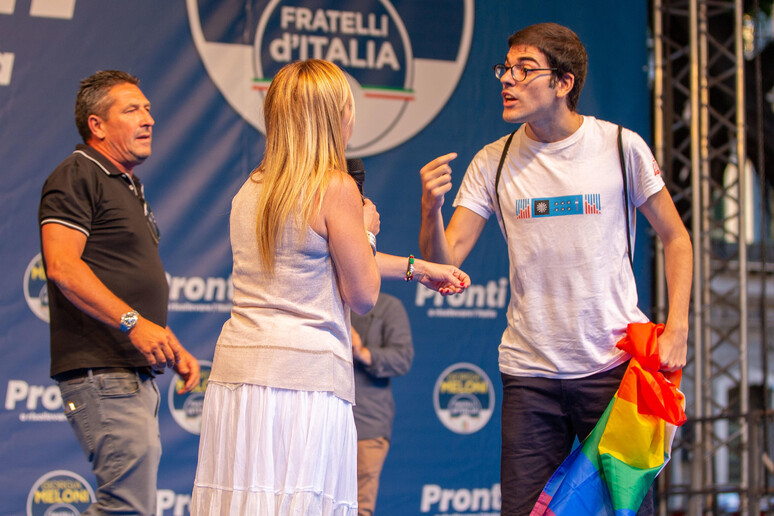 Elezioni: Botta e risposta Meloni e manifestante Lgbt+ - RIPRODUZIONE RISERVATA