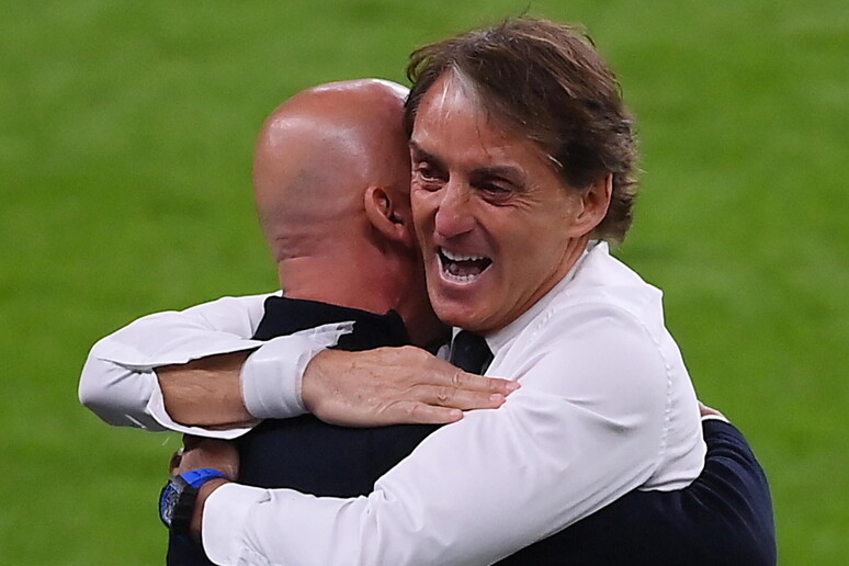 L 'abbraccio con Vialli dopo il primo gol dell 'Italia contro l 'Austria, nell 'ottavo di finale europeo © ANSA/EPA