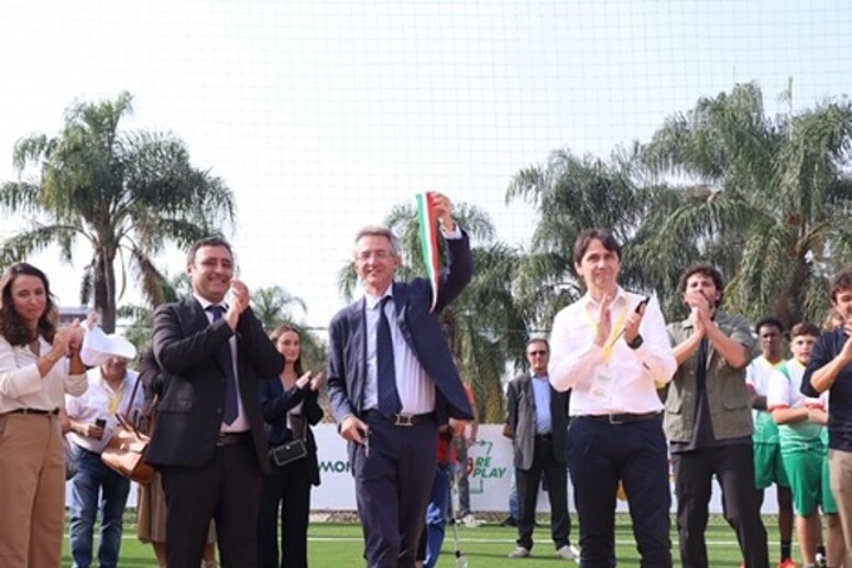 A Scampia nuovo campo di calcio, è fatto con plastica riciclata - RIPRODUZIONE RISERVATA