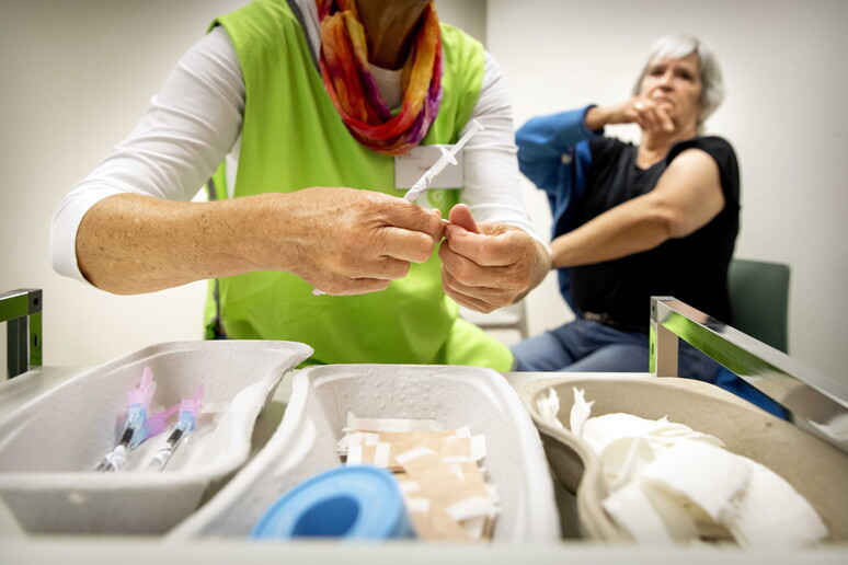 Oms, Ue ed Ecdc  'vaccinare subito fasce vulnerabili ' - RIPRODUZIONE RISERVATA