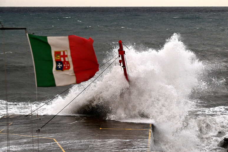 Piogge Intense In Liguria Ma A Preoccupare è Il Mare , Prolungata ...