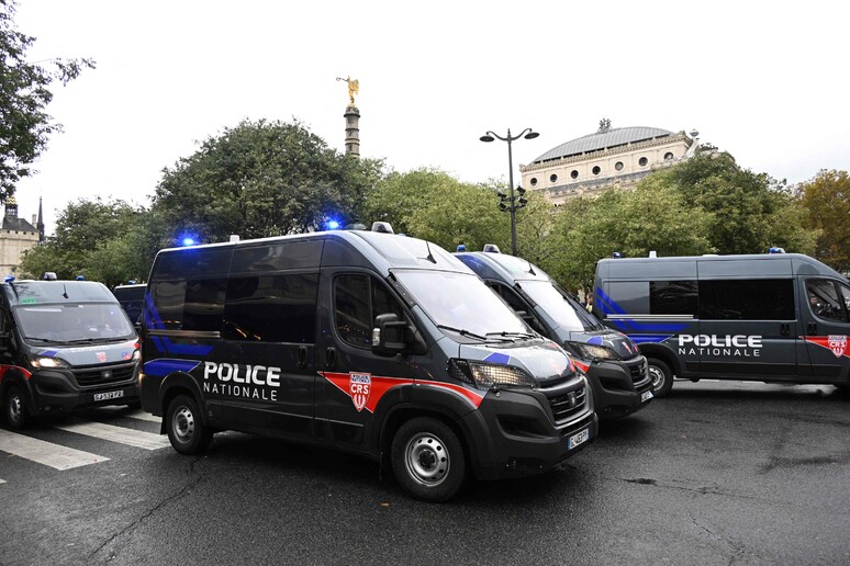 Mezzi della polizia a Parigi © ANSA/AFP