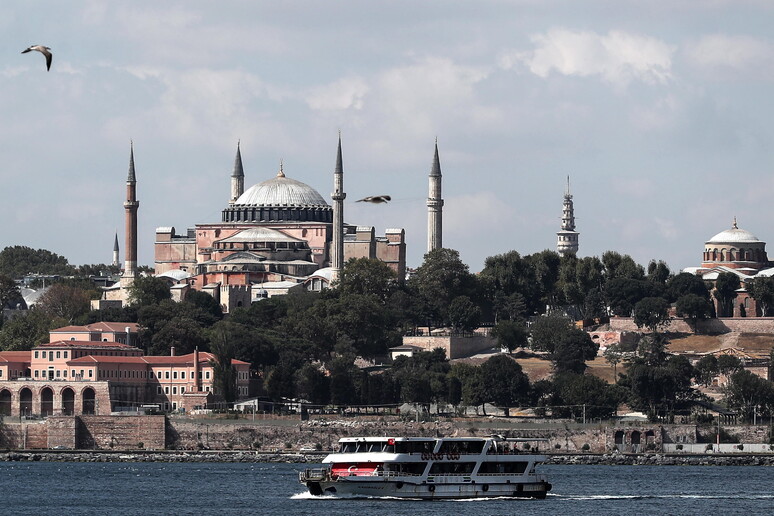 I turisti dovranno pagare per visitare Santa Sofia a Istanbul © ANSA/EPA