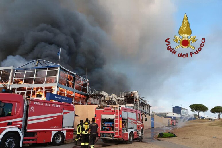 L 'incendio a Guidonia - RIPRODUZIONE RISERVATA
