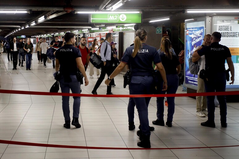 Forze dell 'ordine nella metro di Milano (Foto Archivio ANSA) - RIPRODUZIONE RISERVATA