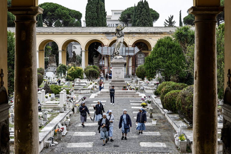 Visita ai defunti al cimitero del Verano a Roma - RIPRODUZIONE RISERVATA