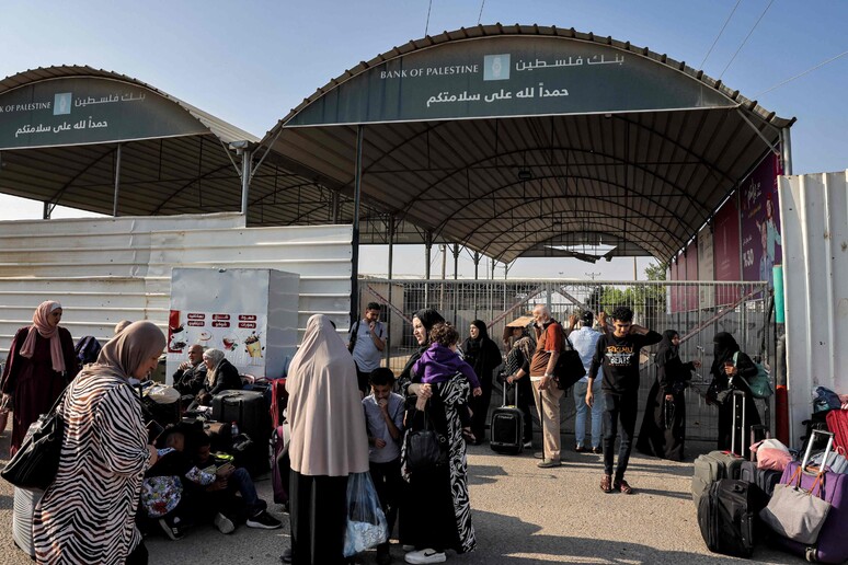 Gente in attesa al valico di Rafah © ANSA/AFP