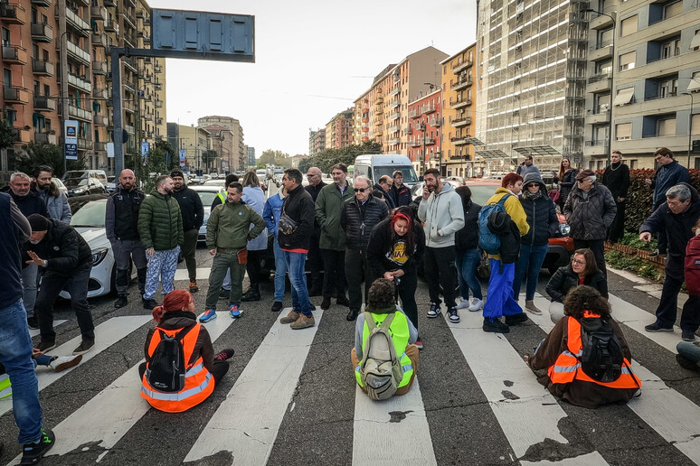 Attivisti di Ultima generazione bloccano il traffico a Milano - RIPRODUZIONE RISERVATA