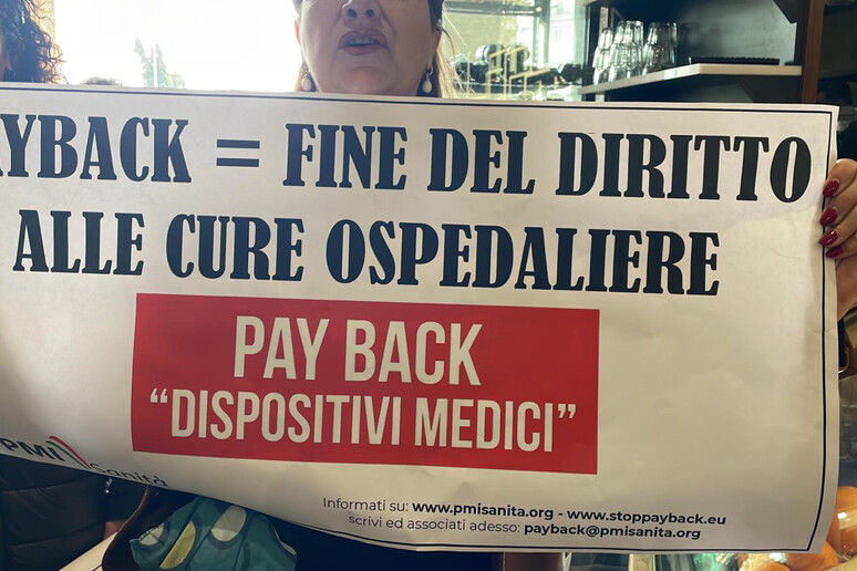 una protesta contro il payback sui dispositivi medici - RIPRODUZIONE RISERVATA