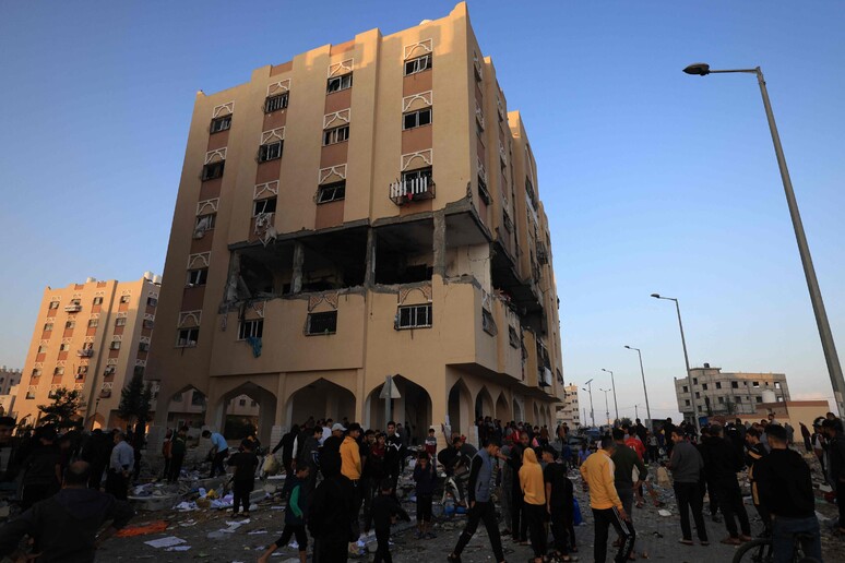 Un edificio bombardato a Khan Yunis © ANSA/AFP