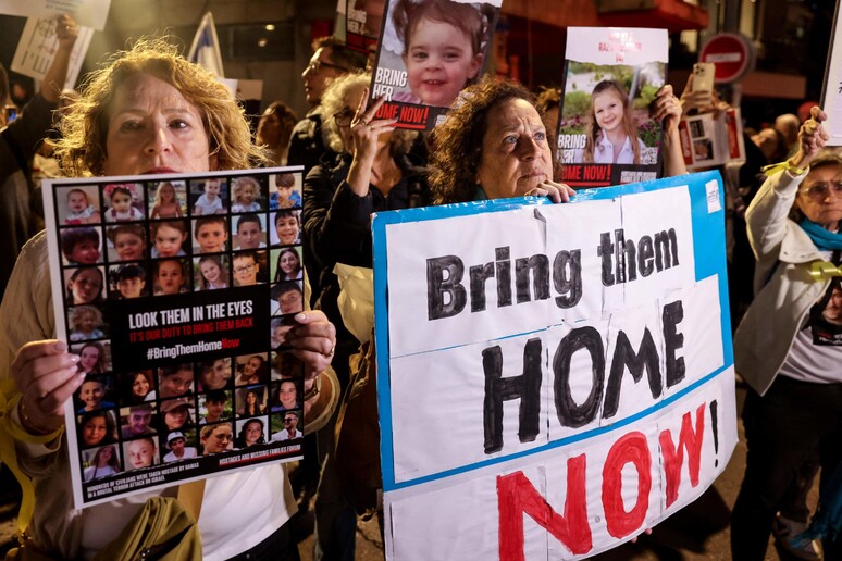 Famiglie degli ostaggi © ANSA/AFP