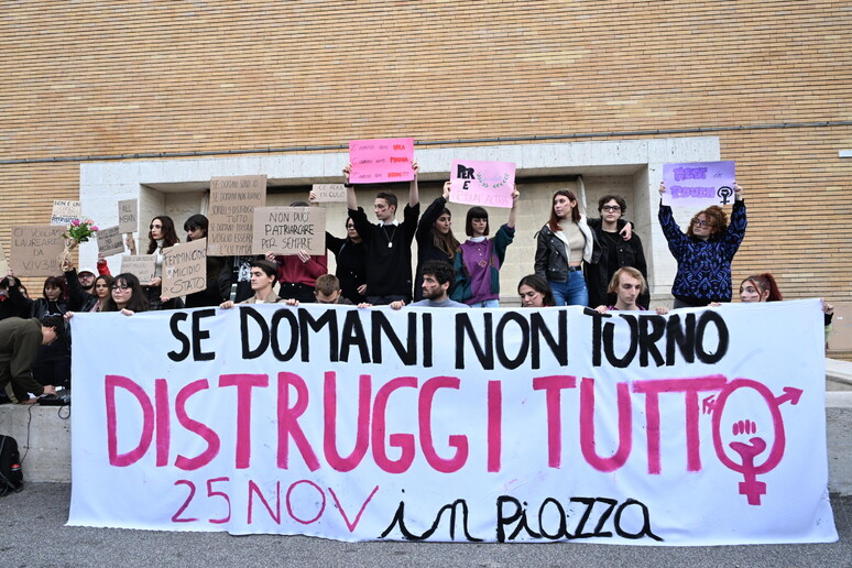 Nelle scuole minuto di silenzio per Giulia, gli studenti: no, facciamo rumore - RIPRODUZIONE RISERVATA