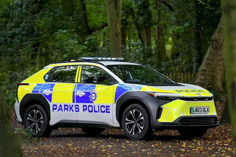 Toyota bZ4X: Polizia a impatto zero nei parchi di Londra © ANSA/Toyota Uk