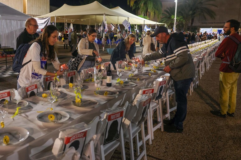 Cena simbolica a Tel Aviv per chiedere il rilascio degli ostaggi © ANSA/AFP