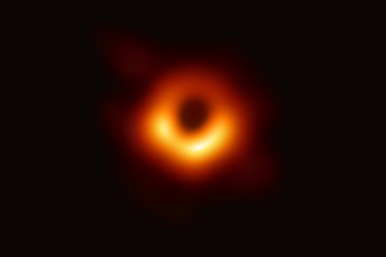 La prima foto diretta di un buco nero, M87* (fonte: EHT Collaboration) - RIPRODUZIONE RISERVATA