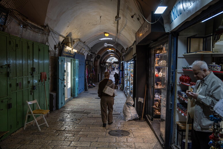 Negozi chiusi per il crollo dei turisti durante la guerra nel quartiere cristiano di Gerusalemme © ANSA/EPA