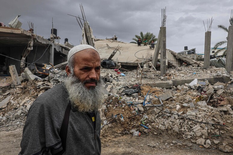 Un anziano palestinese in quel che resta nel villaggio di Khuzaa © ANSA/AFP