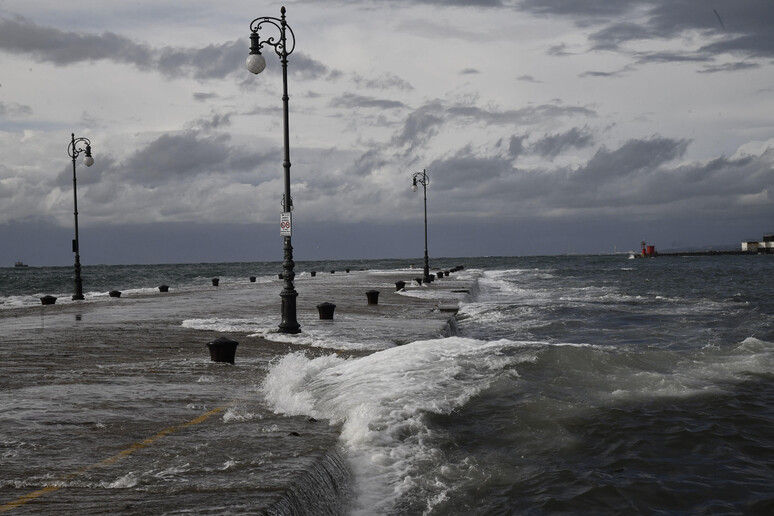 Maltempo: eccezionale mareggiata a Trieste, danni a Barcola - RIPRODUZIONE RISERVATA