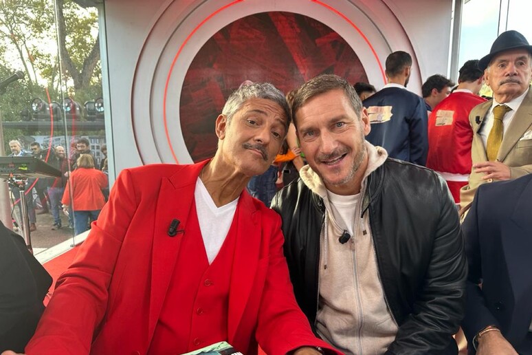 Totti, Amadeus e Mengoni all 'alba con Fiorello - RIPRODUZIONE RISERVATA