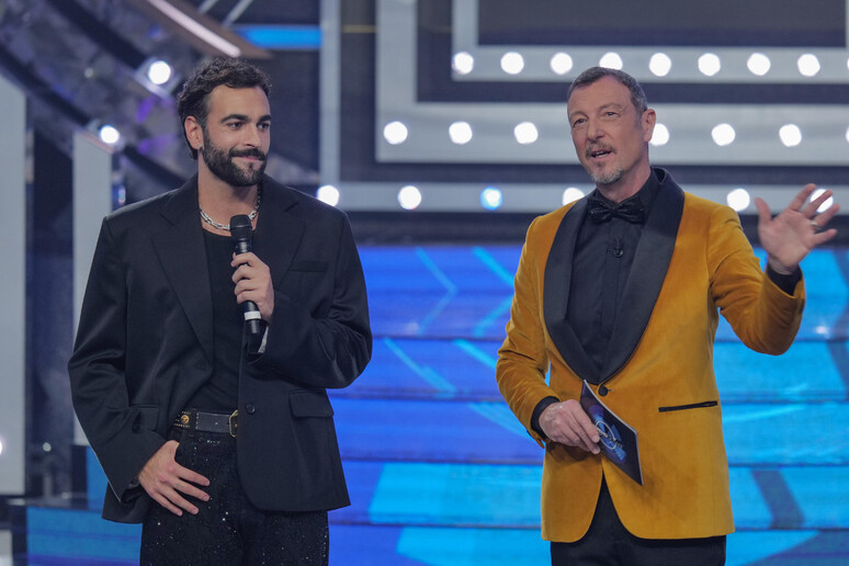 Mengoni superospite e co-conduttore a Sanremo