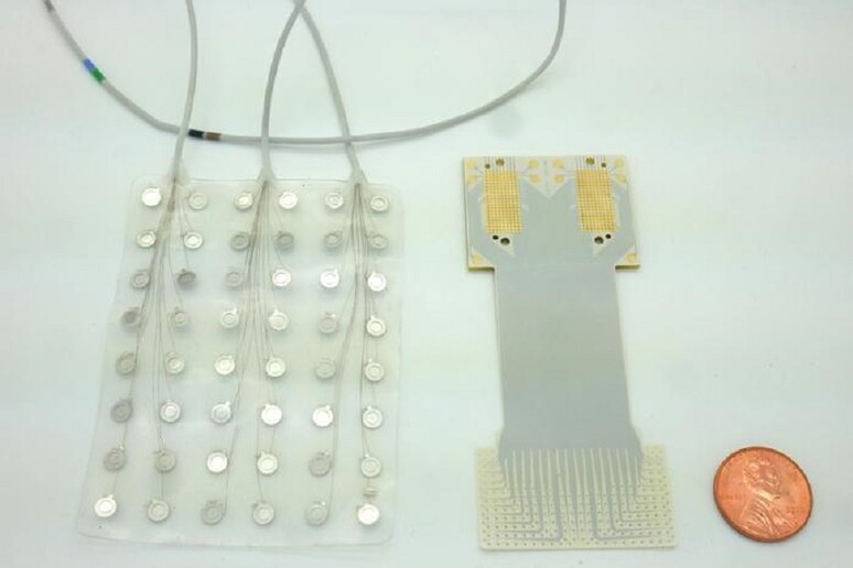 Sulla sinistra un chip tradizionale con 128 elettrodi, a destra il nuovo chip (fonte: Dan Vahaba/Duke University) - RIPRODUZIONE RISERVATA