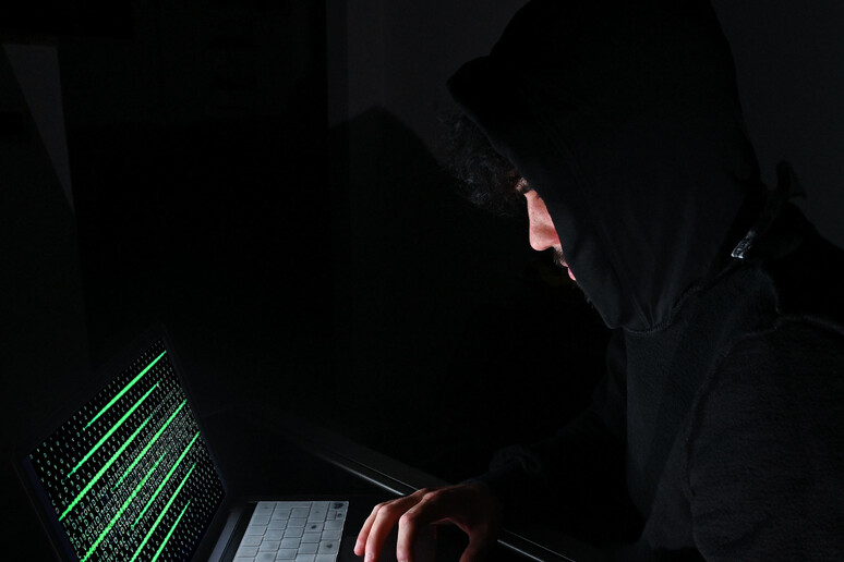 Un 'immagine che simula e rappresenta la figura di un hacker impegnato in un attacco informatico -     RIPRODUZIONE RISERVATA