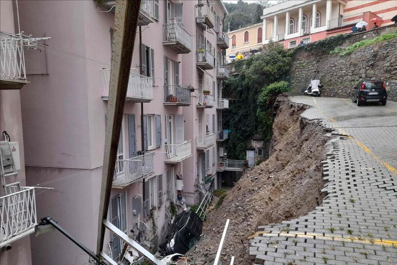 Muraglione di un parcheggio crollo tra le case a Genova, nessun ferito - RIPRODUZIONE RISERVATA