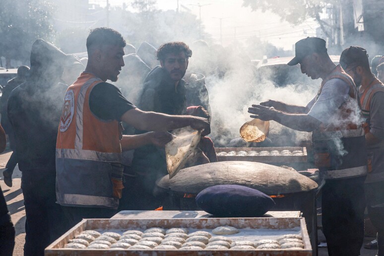 Il pane tradizionale preparato a Rafah © ANSA/AFP