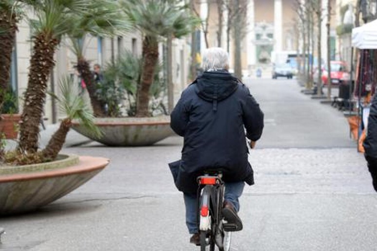 L 'Italia è il paese più vecchio in Ue, si vive sempre di più - RIPRODUZIONE RISERVATA