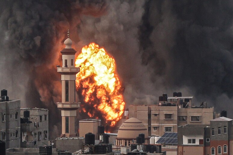 Un bombardamento su Rafah © ANSA/AFP