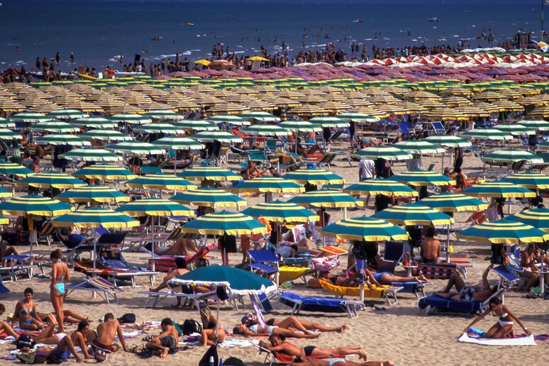 Spiaggia di Rimini (foto d 'archivio) - RIPRODUZIONE RISERVATA