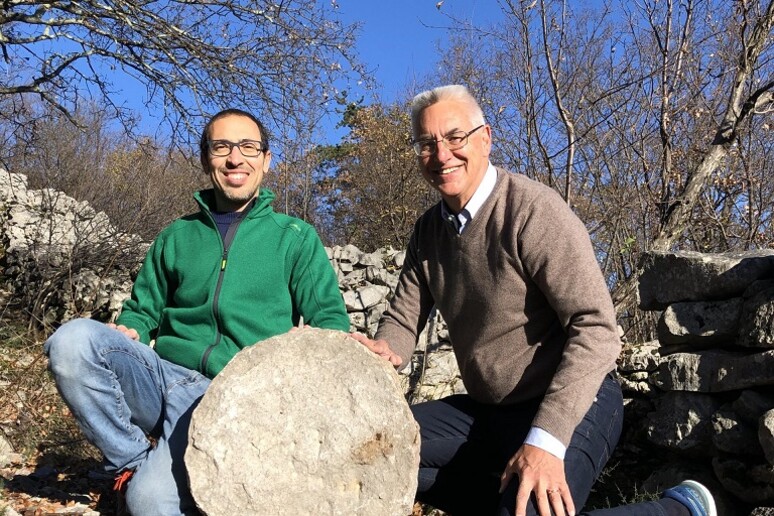 L’archeologo Federico Bernardini e l’astronomo Paolo Molaro con la pietra su cui sarebbe incisa la più antica mappa celeste (fonte: Inaf) -     RIPRODUZIONE RISERVATA