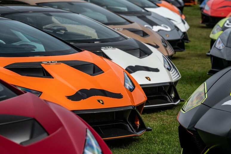 Lamborghini a sostegno dell 'associazione Movember - RIPRODUZIONE RISERVATA