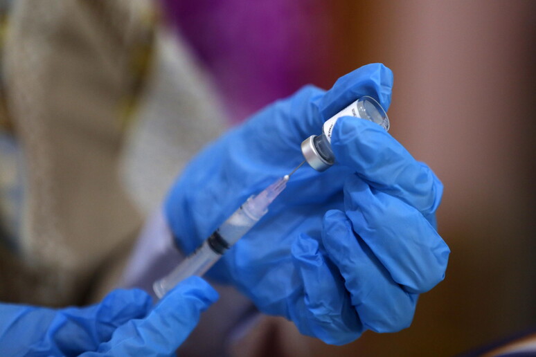 Una dose di vaccino © ANSA/EPA