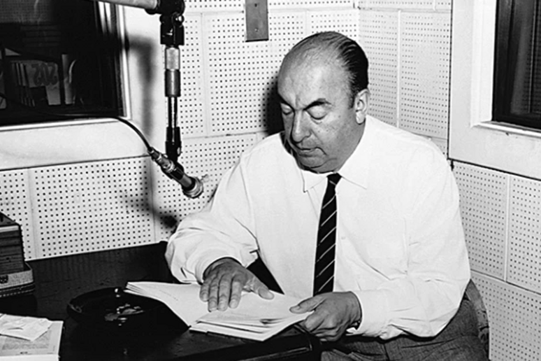 Pablo Neruda, premio Nobel per la letteratura nel 1971, legge alcune sue poesie durante un 'intervista radiofonica.Credit: Corbis via Getty - RIPRODUZIONE RISERVATA