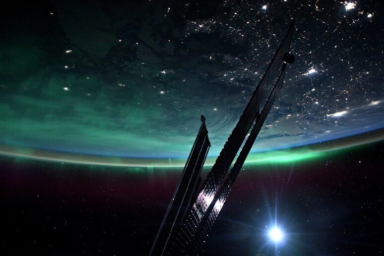 L’aurora boreale fotografata dalla Stazione spaziale (fonte: Josh Cassada, Twitter) - RIPRODUZIONE RISERVATA