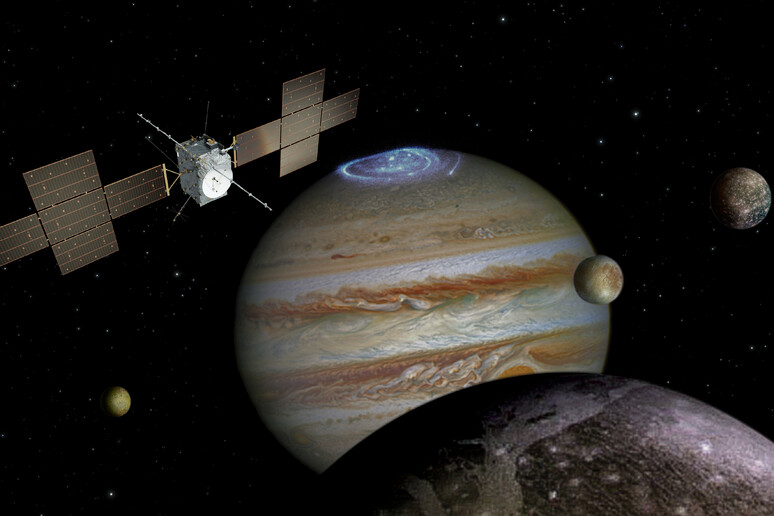 Rappresentazione grafica della sonda Juice con Giove e le sue lune ghiacciate (fonte: ESA_NASA_ATG MediaLab) - RIPRODUZIONE RISERVATA