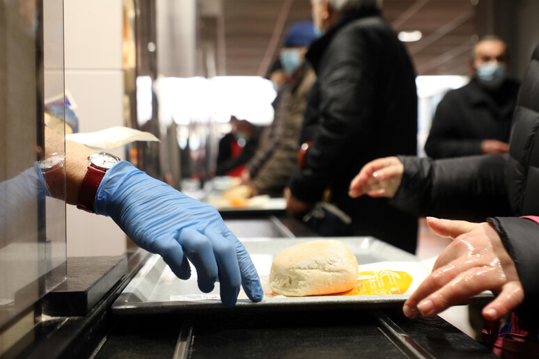 Oltre 3 milioni di poveri chiedono aiuto per mangiare - RIPRODUZIONE RISERVATA