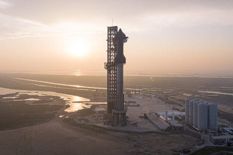 La nave spaziale Starship sul razzo Super Heavy, pronta al test nella base di Boca Chica, in Texas (fonte: SpaceX) - RIPRODUZIONE RISERVATA