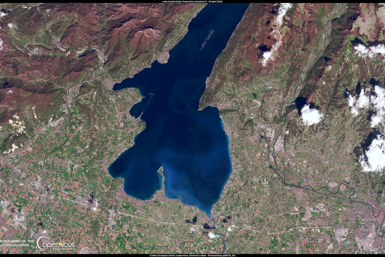 Immagine del Lago di Garda ripesa il 16 aprile dal satellite Sentinel-2 del programma Copernicus (fonte: European Union, Copernicus Sentinel-2 imagery) - RIPRODUZIONE RISERVATA