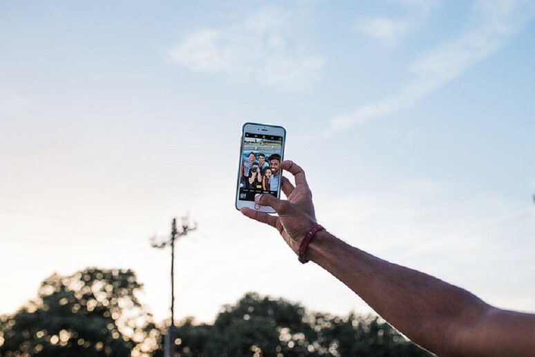 I selfie ci piacciono perché catturano il significato del momento e ci riconnettono al passato (fonte: PickPik) - RIPRODUZIONE RISERVATA