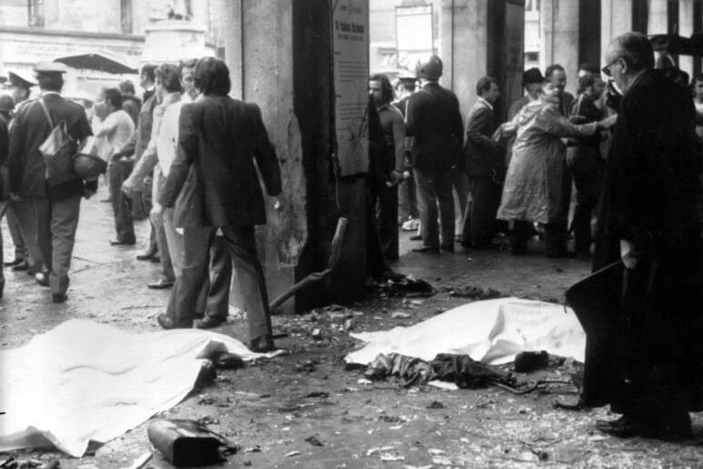 Piazza della Loggia a Brescia dopo l 'attentato del 28 maggio 1974 - RIPRODUZIONE RISERVATA