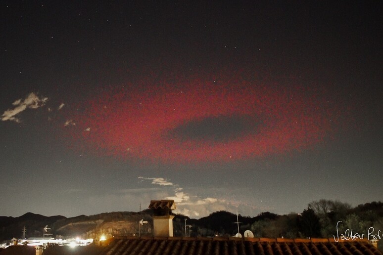 L’anello di luce rossa sull’Italia centrale ripreso da Possagno (fonte: V. Binotto, Instagram) - RIPRODUZIONE RISERVATA